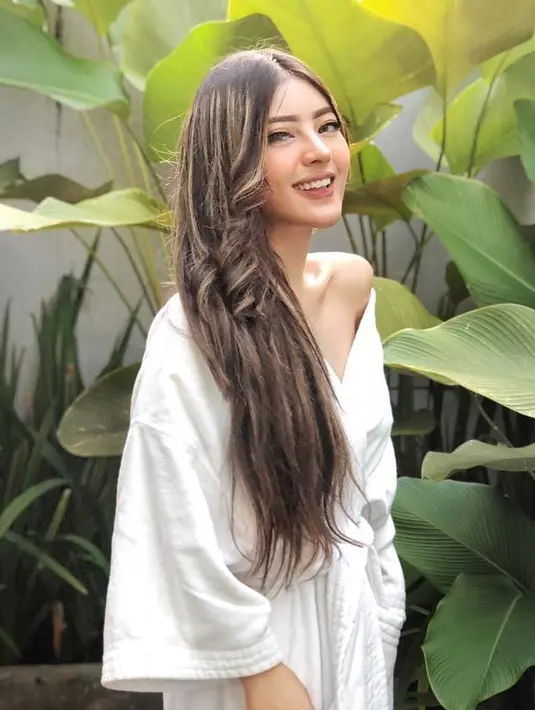 Dan kalau di foto ini, Tanaya membiarkan rambut panjangnya yang lurus terurai begitu saja. Untuk busananya,  Tanaya memakai dress berwarna putih. Cantik banget pastinya. (Instagram/tanayalyssia)