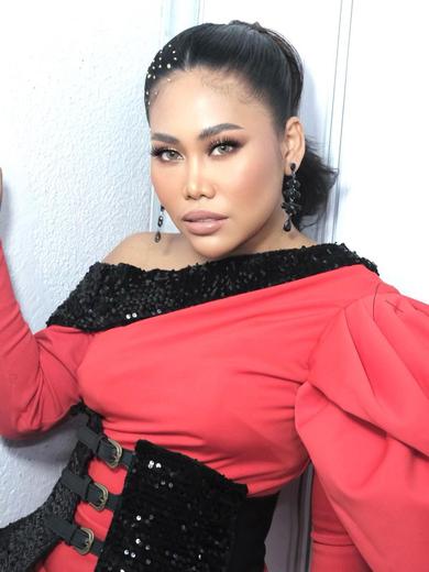 Evi Masamba ketika dirias oleh make-up artist Mascrow Gilang (Foto: Instagram manscrow_gilang)