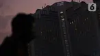 Hotel Grand Hyatt menyalakan lampu-lampu kamarnya membentuk lambang hati di kawasan Bundaran HI, Jakarta, Senin (13/4/2020). Aksi itu dilakukan sebagai bentuk ungkapan cinta terhadap para tenaga medis yang berjuang di garis terdepan dalam penangan COVID-19 di Indonesia. (Liputan6.com/Faizal Fanani)
