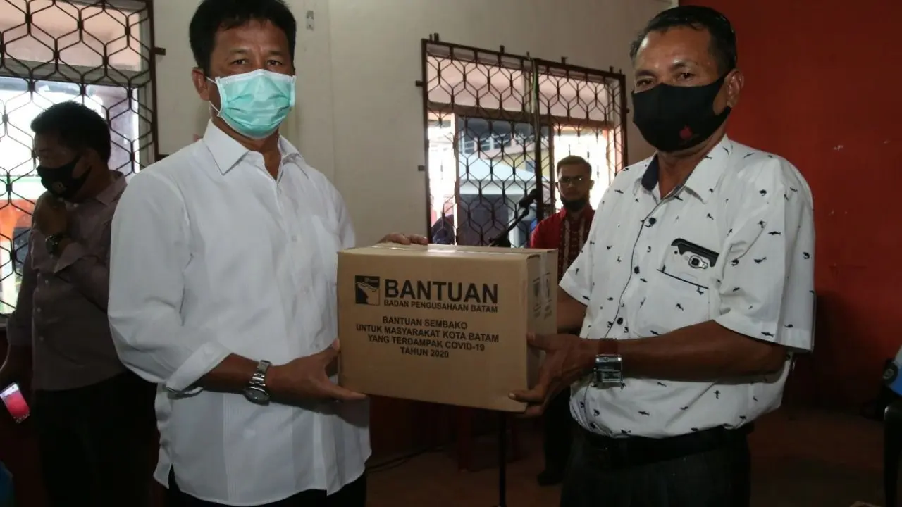 Kepala BP Batam, Muhammad Rudi, menyerahkan bantuan sembako kepada masyarakat Batam terdampak Covid-19 di wilayah Kecamatan Bulang. (Dok BP Batam)