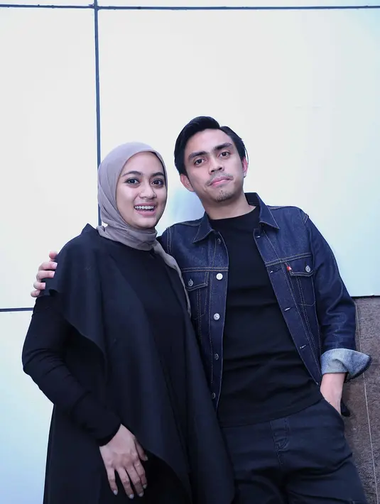 Tidak memiliki dasar sebagai seorang penulis, orang tua dari Dia Sekala Bumi pun mengakui banyak penulisan yang ngaco di dalamnya. Namun menurutnya apa yang ditulis itu benar-benar terjadi. (Nurwahyunan/Bintang.com)