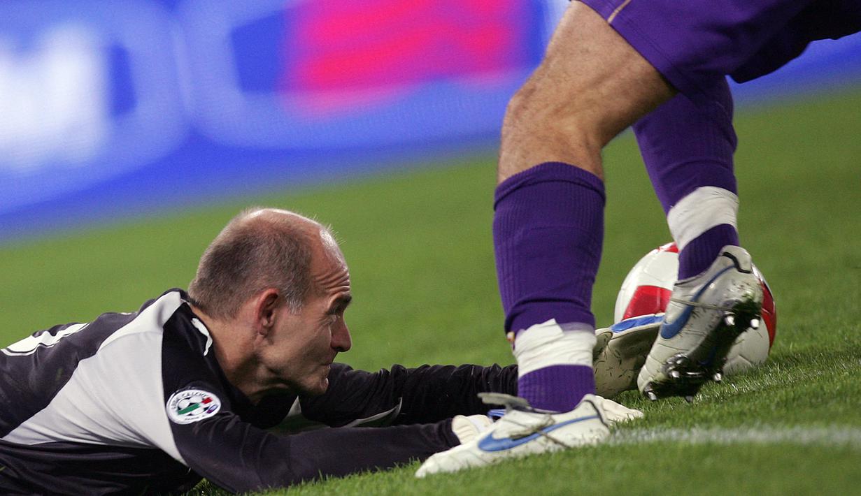 Merupakan sesuatu yang mencengangkan karena tim sekelas Lazio, nyatanya memercayakan gawangnya pada Marco Ballotta yang tidak berada dalam usia emasnya lagi. (Foto: AFP/Filippo Monteforte)