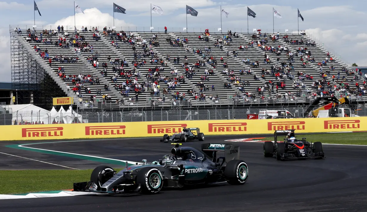 Sejumlah pembalap Formula Satu beraksi selam sesi latihan pertama di Autodromo Hermanos Rodriguez di Meksiko, (30/10/2015). Meksiko pertama kali menjadi tuan rumah F1 pada 1963 dan menggelarnya untuk terakhir kali pada 1992. (REUTERS/Henry Romero)