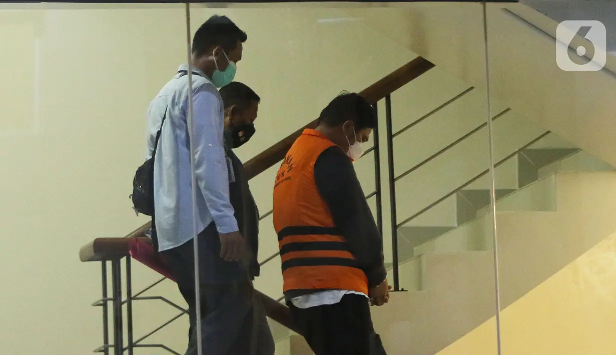 Bupati Kuantan Singingi (Kuansing) Andi Putra memakai rompi tahanan usai diperiksa di gedung Komisi Pemberantasan Korupsi (KPK), Jakarta, Rabu (20/10/2021). KPK resmi menahan Andi Putra bersama General Manager PT Adimulia Agrolestari Sudarso. (Liputan6.com/Herman Zakharia)