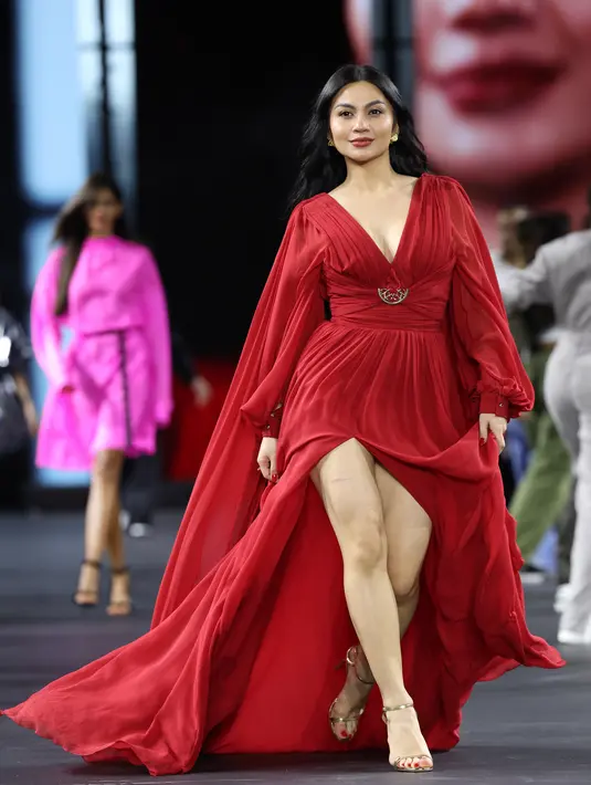 Dress merah menyala juga dipakai Ariel Tatum saat berjalan di di panggung “Le Défilé L’Oréal Paris" yang menjadi bagian dari Paris Fashion Week (Foto: L’Oréal Paris)