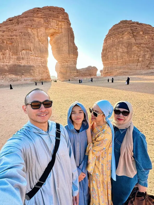 Bunga Citra Lestari bersama keluarga di Al Ula