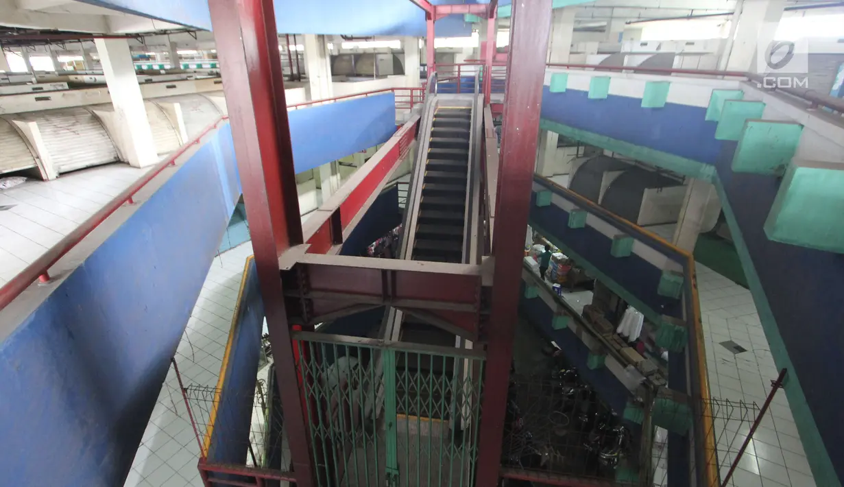 Suasana sepi di Blok G Pasar Tanah Abang, Jakarta, Sabtu (23/12). Tidak adanya pembeli yang datang ke Blok G Pasar Tanah Abang, Jakarta Pusat, saat ini membuat sejumlah pedagang meninggalkan kios dan tokonya. (Liputan6.com/Angga Yuniar)