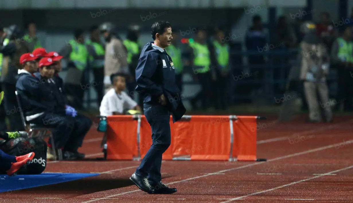 Djajang Nurjaman tengah serius mengamati permainan tim pemain Persib Bandung melawan PSM Makassar di Stadion Gelora Bandung Lautan Api, Bandung, Sabtu (2/7/2016). (Bola.com/Nicklas Hanoatubun)