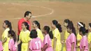 Gubernur DKI Jakarta, Basuki T Purnama alias Ahok menyalami para pesepak bola putri. (Bola.com/Vitalis Yogi Trisna)