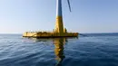 Turbin angin terapung pertama yang disebut "floatgen" terpancang  di La Turballe, pantai barat Prancis, Jumat (28/9). Pabrikan Floatgen mengatakan bahwa turbin angin mampu menyalakan 5.000 rumah. (AFP/SEBASTIEN SALOM GOMIS)