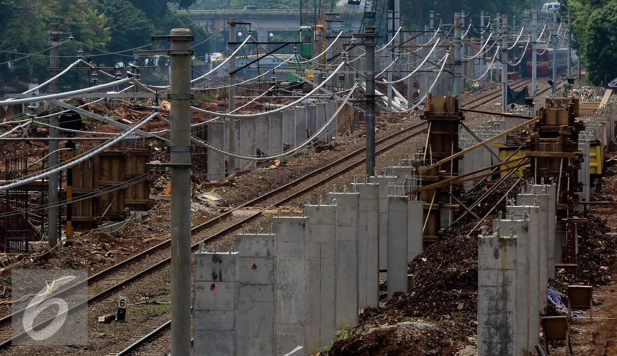 Suasana pembangunan Stasiun Sudirman Baru di Jakarta, Rabu (9/11). Stasiun itu nantinya hanya dikhususkan melayani rute kereta dari Stasiun Manggarai menuju bandara Soekarno Hatta (Liputan6.com/Faizal Fanani)