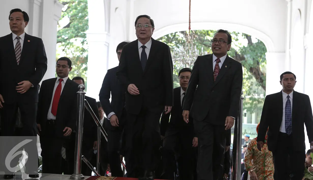 Ketua Parlemen Tiongkok Yu Zhengsheng dan rombongan saat tiba di Istana Merdeka, Jakarta, Senin (27/7/2015). Kedatangan Yu Zhengsheng untuk membahas investasi Tiongkok dan kerja sama di bidang kelautan. (Liputan6.com/Faizal Fanani)