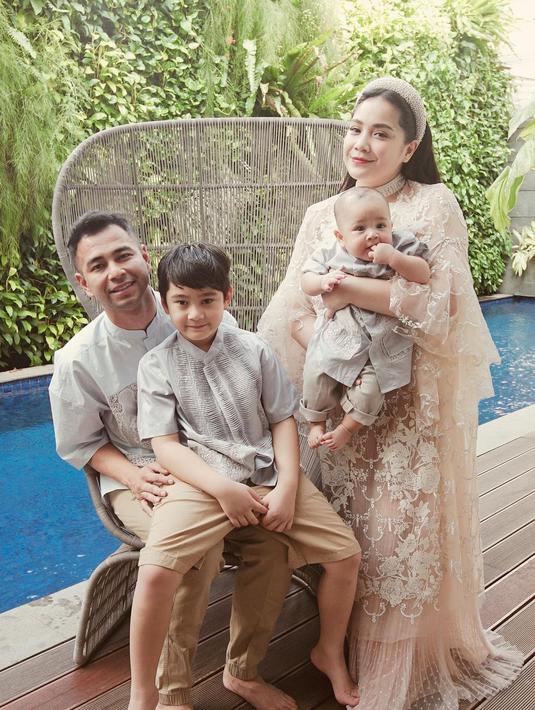 <p>Keluarga Nagita Slavina dan Raffi Ahmad kembali memilih baju seragam Lebaran keluarga dari desainer Sapto Djojokartiko. Gigi memakai dress beraksen kerah tinggi yang juga terlihat seperti aksesori kalung choker. (Foto: Instagram @raffinagita1717)</p>