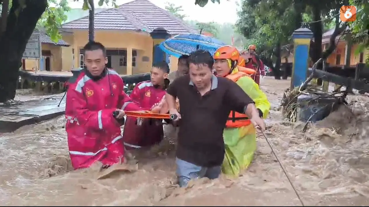 Personel Pokres Sukabumi saat evakuasi warga dari banjir yang merendam Puskesmas Palabuhanratu Kabupaten Sukabumi (Liputan6.com/Istimewa).