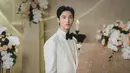 Gagahnya Sunjae memakai kemeja putih yang dilapis dengan tuxedo berwarna senada. Penampilannya disempurnakan dengan dasi kupu-kupu. (Foto: Instagram/ tvn_drama)