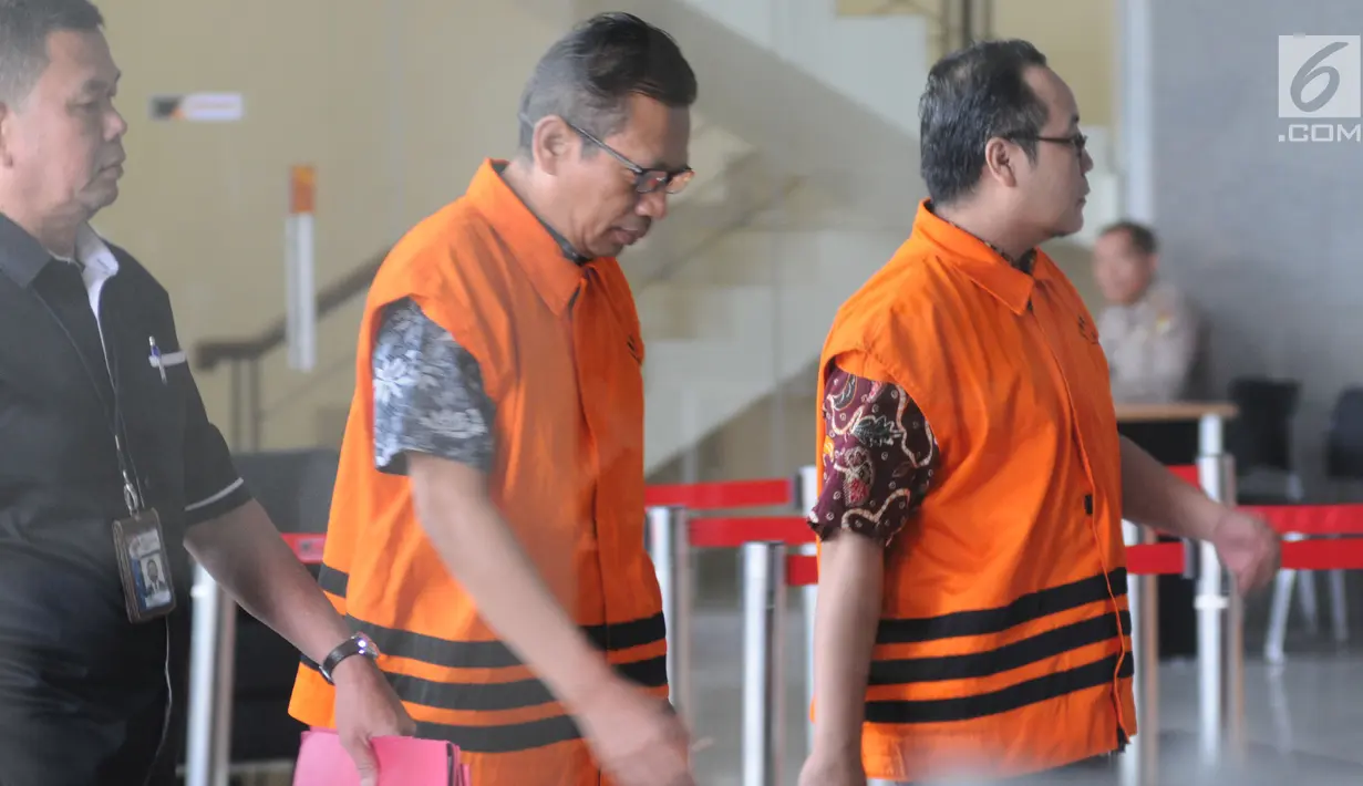 Mantan anggota DPRD Kota Malang, Sony Yudiarto (depan) dan Teguh Puji Wahyono tiba untuk menjalani pemeriksaan di Gedung KPK, Jakarta, Senin (12/11). Mereka diperiksa atas dugaan suap pembahasan APBD-P Pemkot Malang Tahun  2015. (Merdeka.com/Dwi Narwoko)