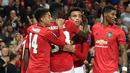 Para pemain Manchester United merayakan gol yang dicetak Mason Greenwood ke gawang Astana pada laga Europa League di Stadion Old Trafford, Manchester, Kamis (19/9). MU menang 1-0 atas Astana. (AFP/Oli Scarff)