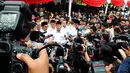 Disamping media yang mengelilingi calon Presiden nomor urut satu itu, Prabowo Subianto tampak ditemani sang Anak Didiet Prasetyo di TPS 02 Kabupaten Bogor, Jawa Barat, Rabu (9/7/14). (Liputan6.com / Andrian Martinus)