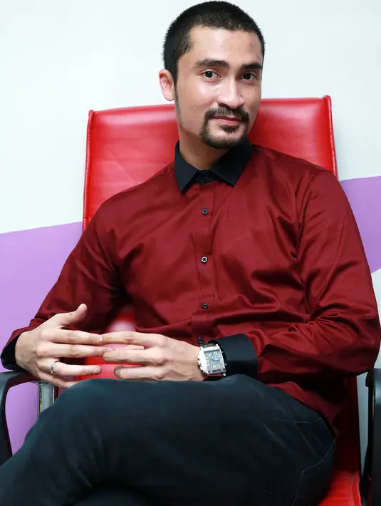 "Banyak saudara dan teman-teman pada Whatsapp, BBM dan SMS. Dikiranya saya, padahal bukan," kata Reza Pahlevi di kawasan Mampang Prapatan, Jakarta. (Deki Prayoga/Bintang.com)