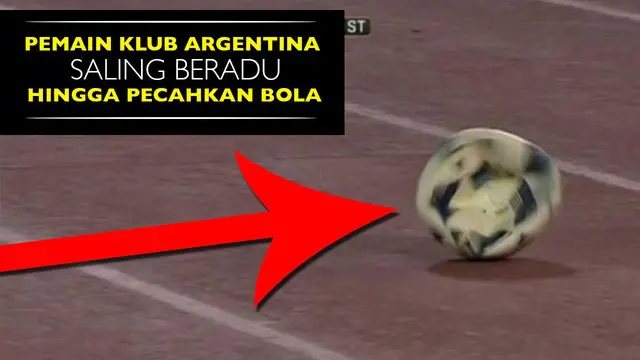 Video pemain klub asal Argentina, Talleres vs River Plate saling beradu hingga pecahkan bola, Selasa (12/09/2016).