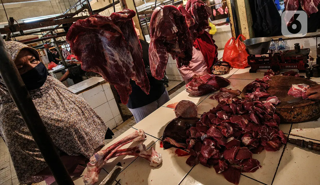 Warga membeli daging di Pasar Induk Kramat Jati, Jakarta, Kamis (8/4/2021). Pemerintah melalui Menteri Pertanian Syahrul Yasin Limpo, menegaskan, siap melakukan intervensi jika stok daging langka dan terdapat lonjakan harga pada bulan Ramadan dan menjelang lebaran. (Liputan6.com/Johan Tallo)