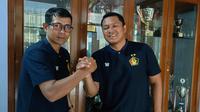 Joko Susilo dan Johan Prasetyo akan kembali berduet, namun kali ini sebagai pelatih dan asisten di Persik Kediri. (Bola.com/Gatot Susetyo)