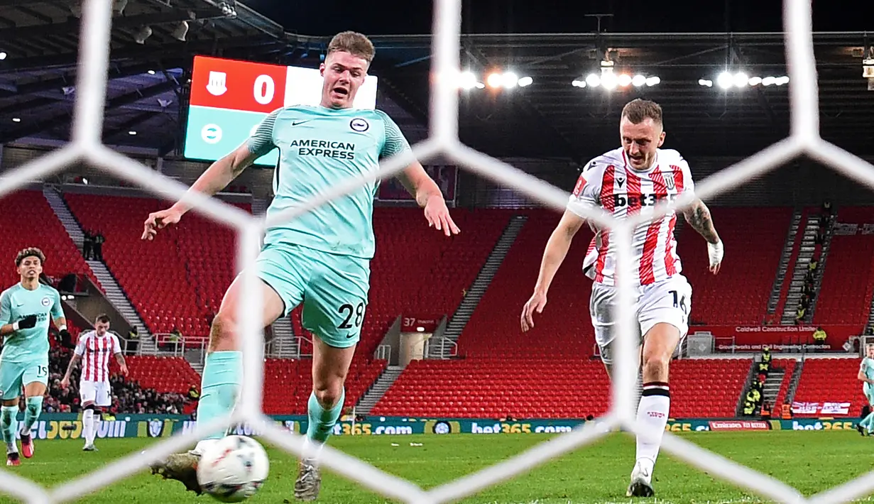 Pemain Brighton and Hove Albion Evan Ferguson (kiri) mencetak gol ke gawang Stoke City pada pertandingan sepak bola putaran kelima Piala FA di Stadion bet365, Stoke on Trent, Inggris, 28 Februari 2023. Brighton and Hove Albion mengalahkan Stoke City dengan skor 1-0. (Oli SCARFF/AFP)