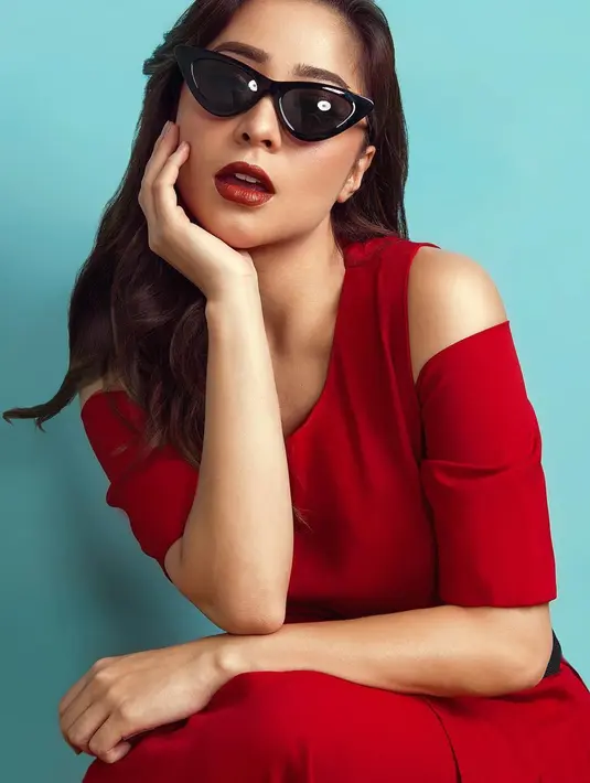 Istri dari Indra Priawan ini tampil modis dengan gaun pundak cut out merah. Pesonanya kian modis dengan kacamata hitam serta lipstik merah tebal.(Liputan6.com/IG/@nikitawillyofficial94)