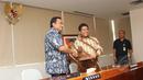 Mendag, Rachmat Gobel (kiri) berjabat tangan dengan Ketua Umum Apindo, Hariyadi R Sukamdani usai penandatanganan Nota Kesepahaman (MoU) antara Kemendag dengan Apindo di Gedung Kemendag, Jakarta, Senin, (13/4/2015).  (Liputan6.com/Helmi Afandi)