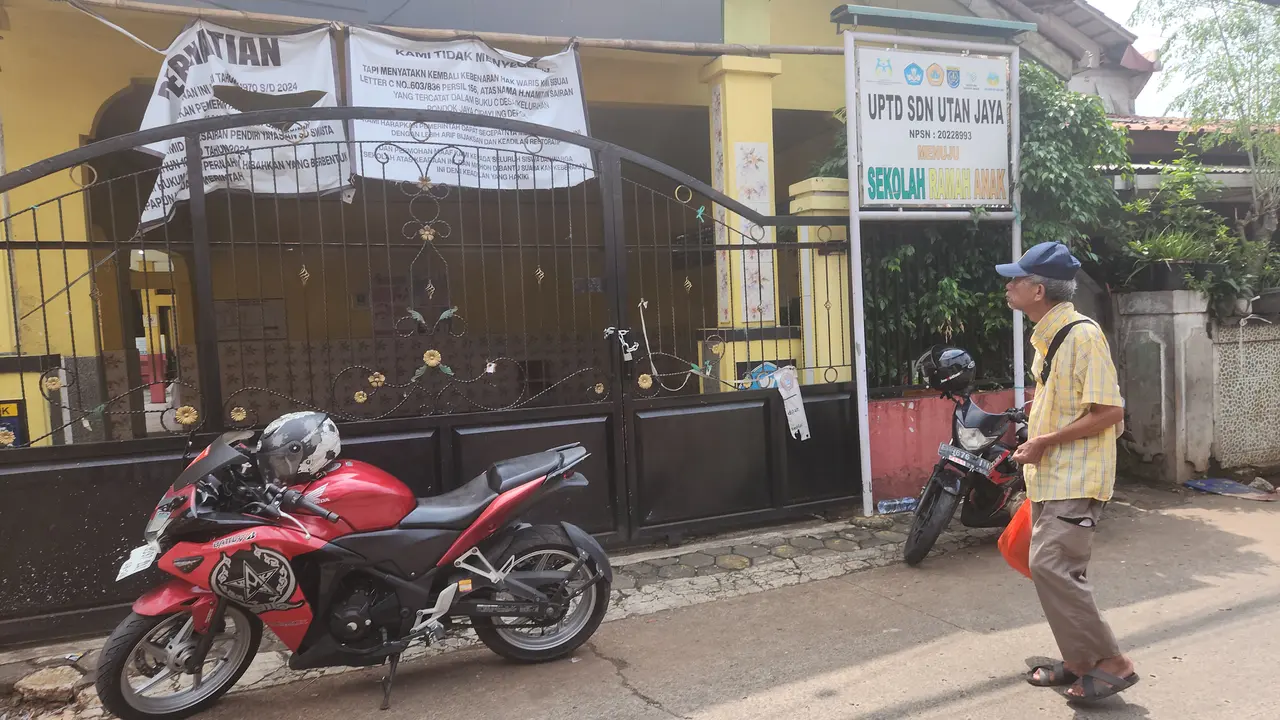SDN Utan Jaya tampak kosong usai akses pintu masuk dirantai dan digembok dari ahli waris yang mengakui kepemilikan sekolah berada, di kawasan Cipayung, Depok (Liputan6.com/Dicky Agung Prihanto)