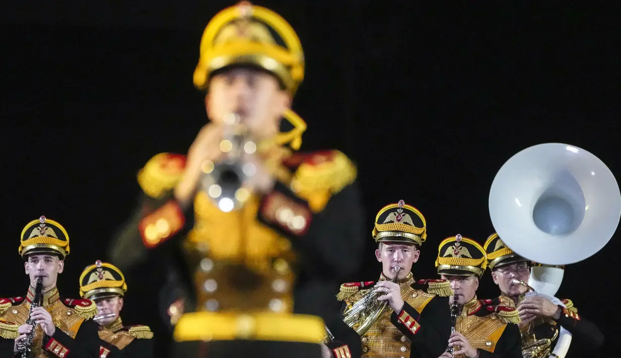 Anggota band militer Rusia tampil dalam Festival Musik Militer Internasional Menara Spasskaya di Lapangan Merah, Moskow, Rusia, Selasa (31/8/2021). (AP Photo/Pavel Golovkin)
