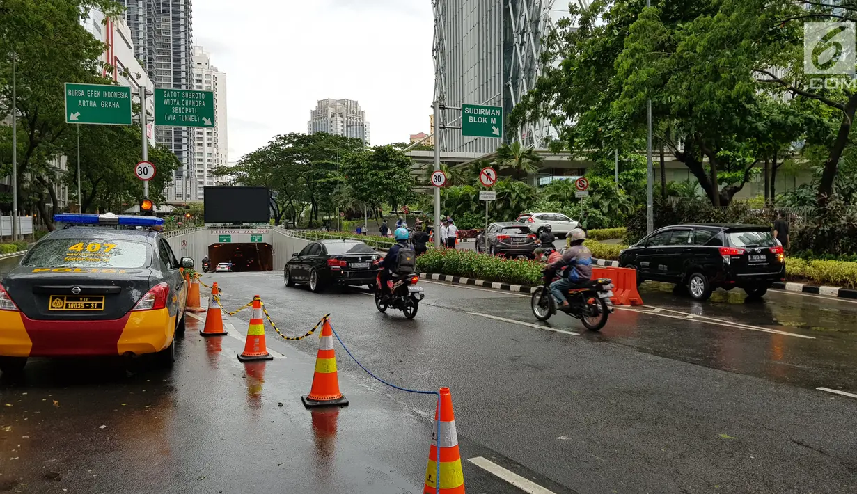 Kondisi arus lalu lintas di kawasan SCBD usai balkon BEI ambruk, Jakarta, Senin (15/1). Bagi kendaraan yang sudah berada di dalam kawasan SCBD akses menuju gedung BEI ditutup. (Liputan6.com/Herman Zakharia)