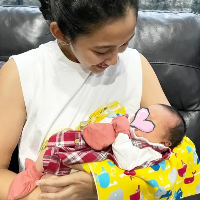 6 Potret Clara Gaby Adik Caesar Hito Momong Baby Bible, Penuh Kasih Sayang