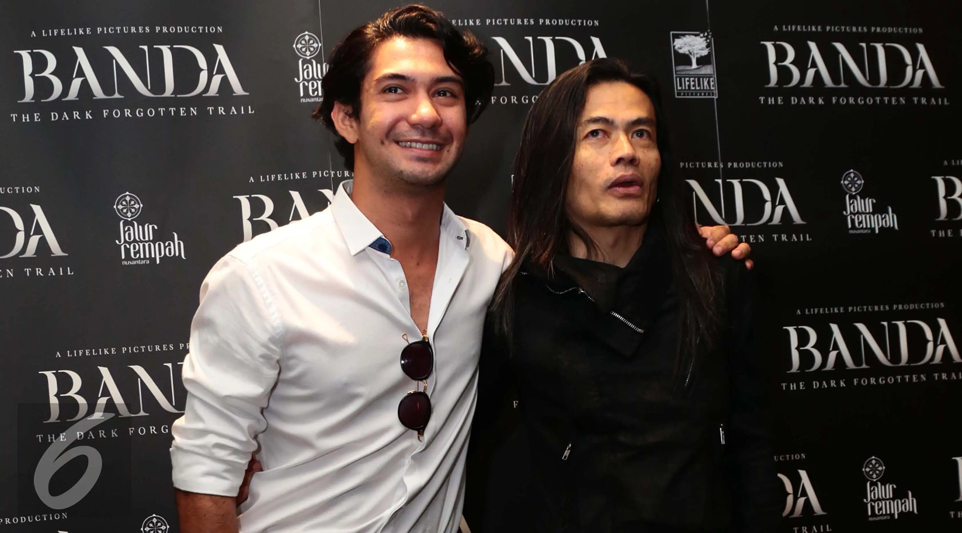 Reza Rahadian bersama sutradara film Banda, Jay Subiyakto. (Herman Zakharia/Liputan6.com)