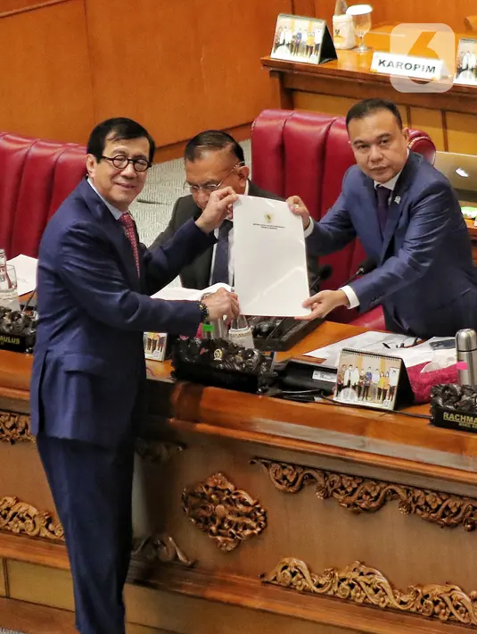 Menteri Hukum dan HAM Yasonna Laoly saat memberikan pandangan pemerintah kepada Wakil Ketua DPR Sufmi Dasco Ahmad saat rapat paripurna DPR di Jakarta, Selasa (6/12/2022). DPR RI resmi mengesahkan Rancangan Undang-Undang Kitab Undang-Undang Hukum Pidana (RUU KUHP) menjadi Undang-Undang. (Liputan6.com/Angga Yuniar)