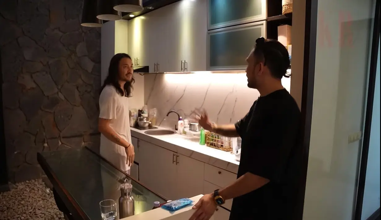 Pentry atau dapur bersih diberi sekat pintu kaca ke living room. Saat menikah, pentry ini sedikit ada perubahan karena permintaan sang istri. [Youtube/KR TV]