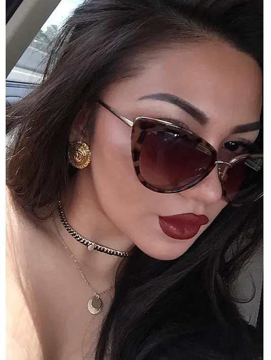 Warna merah sepertinya menjadi warna favorite Ariel Tatum dan terbukti bibirnya semakin seksi dengan warna merah tua yang matte seperti ini. (Instagram/arieltatum)