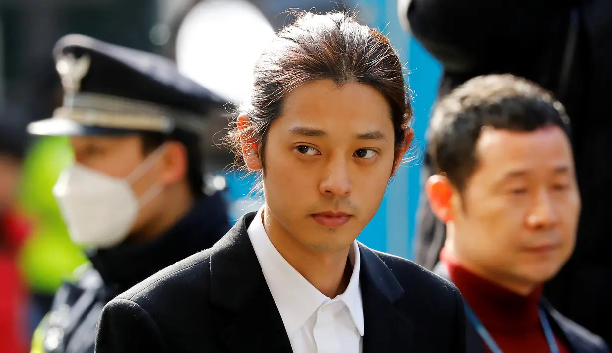 Penyanyi Korea Selatan, Jung Joon Young tiba untuk menjalani pemeriksaan di Kantor Polisi Metro Seoul, Kamis (14/3). Jung Joon Young dituduh melakukan rekaman  secara ilegal dan membagikannya di media sosial. (REUTERS/Kim Hong-Ji)