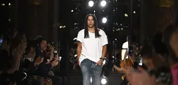 Desainer&nbsp;Prancis Olivier Rousteing menyapa penonton di akhir peragaan busana Balmain untuk koleksi Women Ready-to-wear Spring-Summer 2026 sebagai bagian dari Paris Fashion Week, di Paris, Prancis, pada 1 Oktober 2025. (JULIEN DE ROSA/AFP)