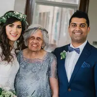 Pasangan pengantin antimainstream, memilih nenek-neneknya jadi pengiring menuju pelaminan. (Foto: dailymail.co.uk)