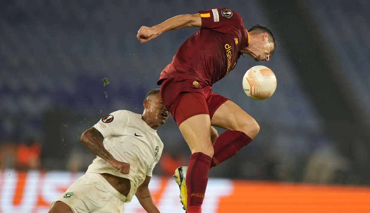 Penyerang Ludogorets Razgrad, Rick Ludogorets dan bek AS Roma Roger Ibanez melompat untuk merebut bola pada Matchday 6 Grup C Liga Eropa 2022-2023 di Olimpico, Jumat (4/10/2022) dini hari WIB. Roma menjaga keunggulan dan menutup pertandingan dengan kemenangan 3-1. (AP Photo/Andrew Medichini)
