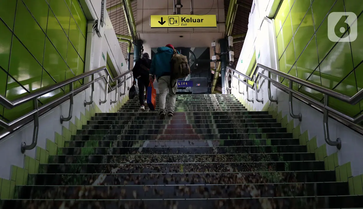 Calon penumpang Kereta Api Jarak Jauh menuju ruang tunggu keberangkatan Stasiun Gambir, Jakarta, Rabu (16/12/2020). Selama Natal dan Tahun Baru 2020/2021 (18 Desember 2020 - 6 Januari 2021), PT KAI Daop 1 Jakarta akan mengoperasikan 47 KA jarak jauh setiap harinya. (Liputan6.com/Helmi Fithriansyah)