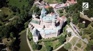 Negara Slovakia memiliki objek wisata yang menyerupai Istana Cinderella. Objek wisata ini bernama Kastil Bojnice dan sering dijadikan sebagai latar belakang film.
