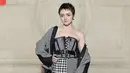Aktris Game of Thrones, Maisie mengenakan korset dipadukan skirt kotak-kotak. Dipadukan jaket sebagai outer dan skirt asimetris. Ia juga mengenakan stocking dan kitten heels hitam Dior. @dior