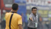 Pelatih Bali United, Widodo C Putro, memberikan instruksi saat melawan Persib pada laga Liga 1 Indonesia di Stadion Si Jalak Harupat, Bandung, Kamis, (21/9/2017). Kedua klub bermain imbang 0-0. (Bola.com/M Iqbal Ichsan)