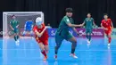 Hingga waktu turun minum tiba, Indonesia unggul 2-0. Tampak dalam foto, pemain Timnas Futsal Indonesia, Syauqi Saud (kanan) saat bertanding melawan Vietnam pada babak perempat final Piala Asia Futsal 2026 di Indonesia Arena, Kompleks Gelora Bung Karno, Senayan, Jakarta, Selasa (3/2/2026). (Bola.com/Bagaskara Lazuardi)