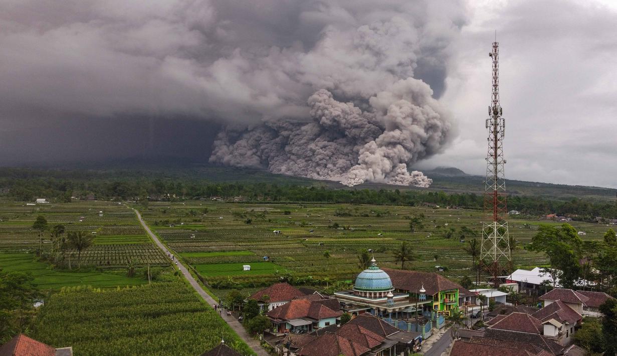 Pihak berwenang terus memantau aktivitas gunung dan memberikan informasi terkini melalui situs resmi seperti PVMBG dan BNPB agar masyarakat tetap waspada dan siaga. Tampak sebuah foto udara memperlihatkan aliran piroklastik selama letusan Gunung Semeru di Lumajang, Jawa Timur, pada Rabu 19 November 2025. (Agus Harianto/AFP)
