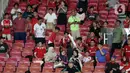 Meski demikian, yel-yel penonton sesekali terdengar menggema di arena stadion. (Liputan6.com/Helmi Fithriansyah)