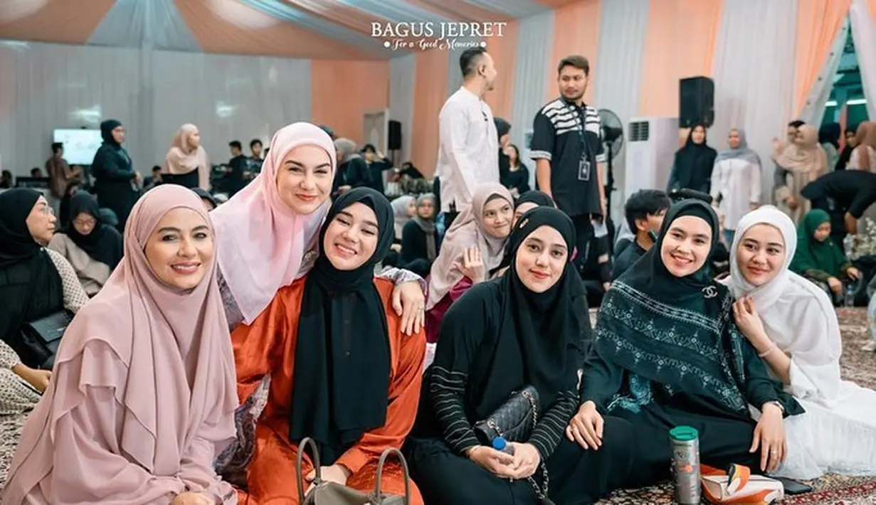 Tampak beberapa selebriti duduk berjejer mengikuti kajian dari dr. Aisha Dahlan. Diantaranya, Meisya Siregar, Irish Bella, Clara Shinta, Fairuz A Rafiq, Kartika Putri, dan Aaliyah berjejer. [Instagram/clarashintareal]