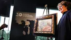 Cucu pewaris terakhir, Sylvie Sulitzer berpose dengan lukiskan karya Renoir yang dikembalikan dalam upacara di New York, Rabu (12/9). "Deux Femmes Dans Un Jardin" yang dilukis pada 1919 dicuri Nazi dari brankas Bank Paris pada 1941. (SPENCER PLATT/AFP)